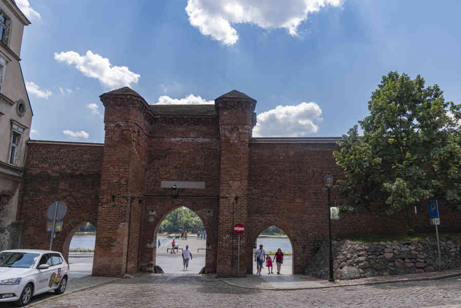 Polonia - Torun 078 - Puerta de Zeglarska.jpg